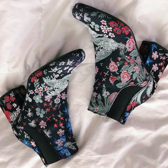 Patterned Boots - Picture 1 of 3